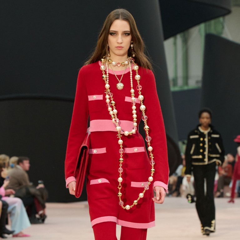 A model wears an elongated pearl sautoir necklace on the Chanel runway for the autumn/winter 2025-26 collection. Photo: Handout