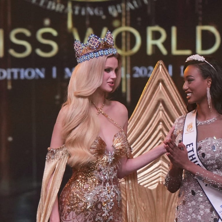 Porno mushukchaga daraxt qoydi