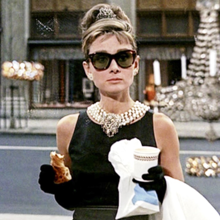 Audrey Hepburn’s sleek chignon in the movie Breakfast at Tiffany’s.
was the ultimate symbol of elegance back in 1961, and is still timelessly stylish today. Photo: Paramount Pictures