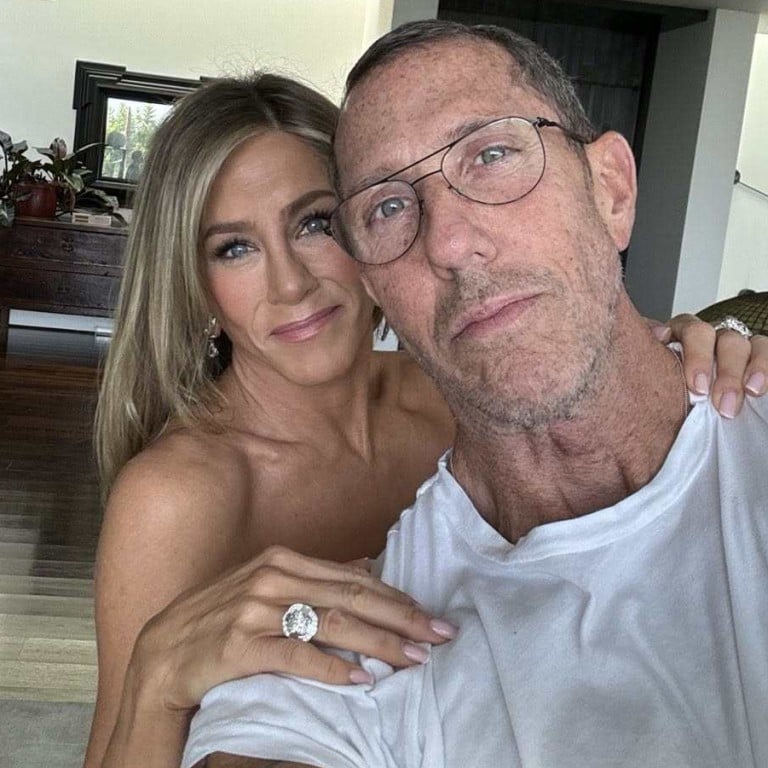 Chris McMillan is behind Jennifer Aniston’s iconic “The Rachel” haircut in Friends. Photo: @mrchrismcmillan/Instagram