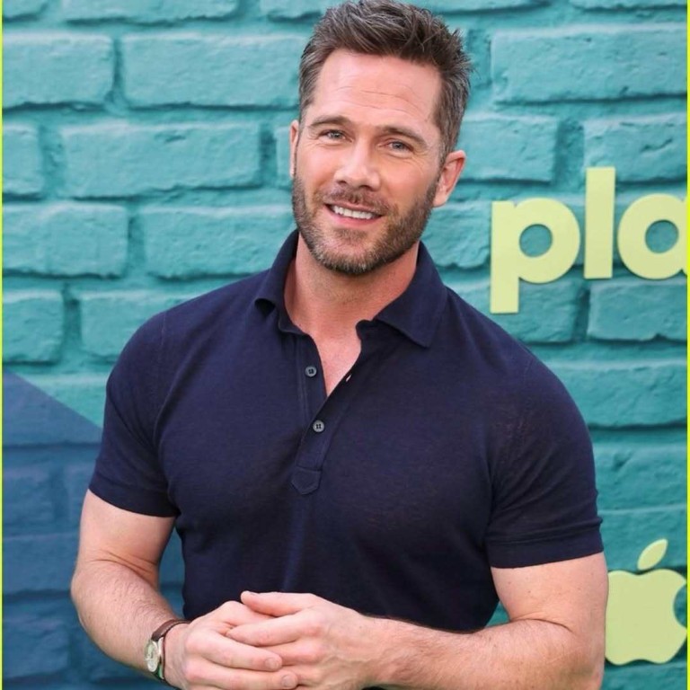 Luke Macfarlane plays Charlie, Sylvia’s husband, in Apple TV+‘s Platonic. Photo: @ten_minutes_younger/Instagram