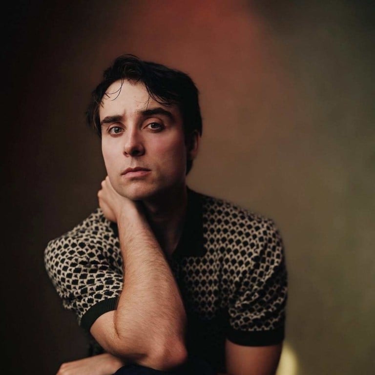 Oli Higginson is an English actor known for his role as the footman John in Bridgerton. Photo: @oli_higginson/Instagram