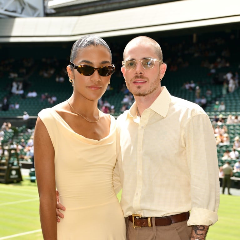 Olivia Dean and Eddie Burns arrived at Wimbledon last July in matching outfits. Photo: Getty Images