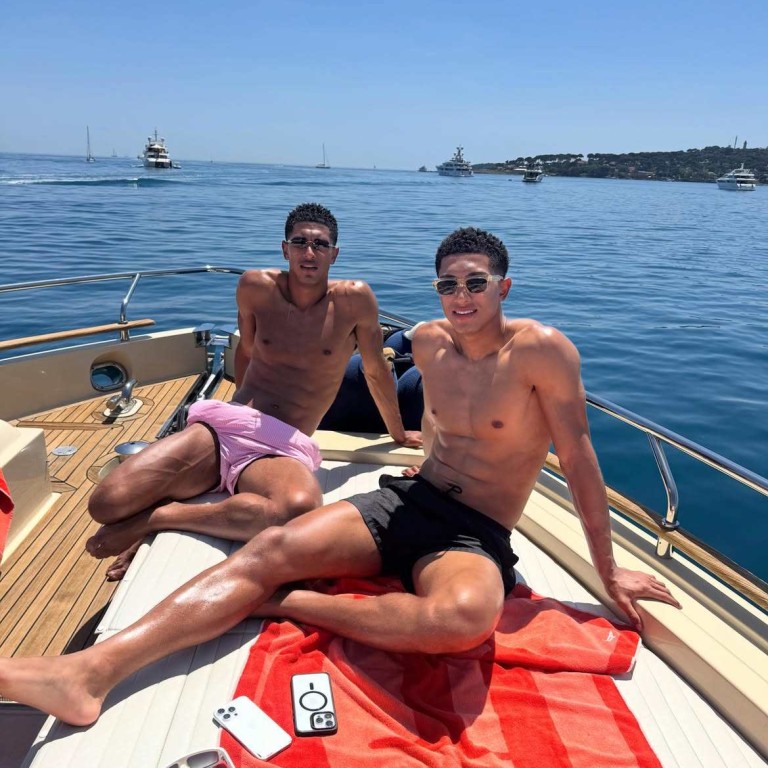 Jobe Bellingham (right), the younger brother of English football superstar Jude Bellingham, is carving his own path to fame.
Photo: @jobebellingham/Instagram