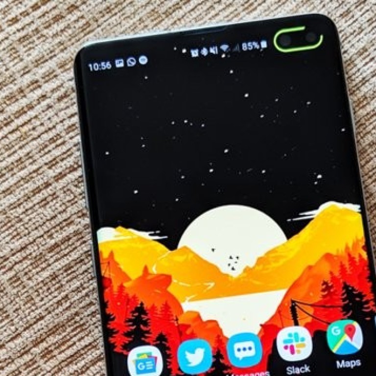 The Energy Ring app activates the light strip that surrounds the hole-punch cut-out to show you the remaining battery life in your Galaxy S10. Photo: Business Insider