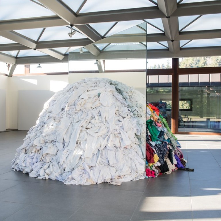 The large-scale installation Metamorfosi is three metres high and uses rags and used clothes divided by a double-sided mirror.