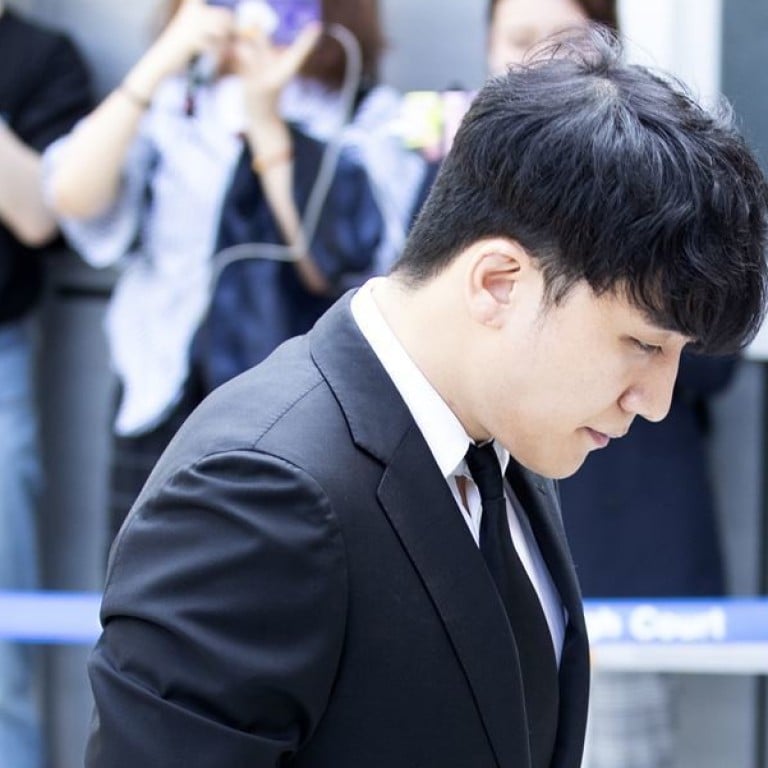 Seungri walks into Seoul Central District Court to attend a hearing on his arrest warrant on Tuesday. The court has yet to decide whether to issue an arrest warrant for him on embezzlement and pimping charges. Photo: Yonhap