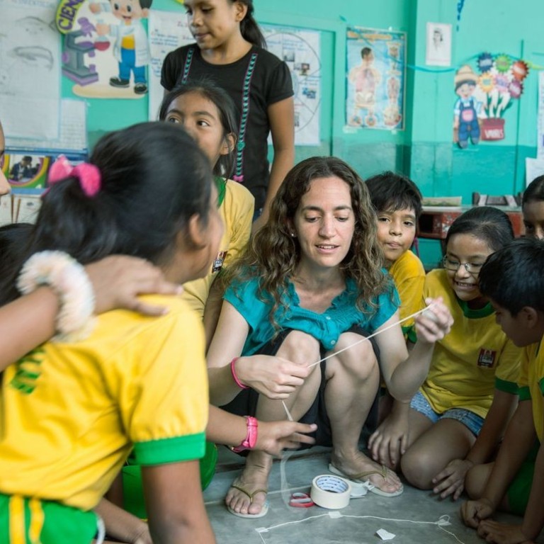 Laureate Kerstin Forsberg, who won a Rolex Award for Enterprise in 2016, teaches schoolchildren in Peru about manta rays. Photo: François Schaer/Rolex
