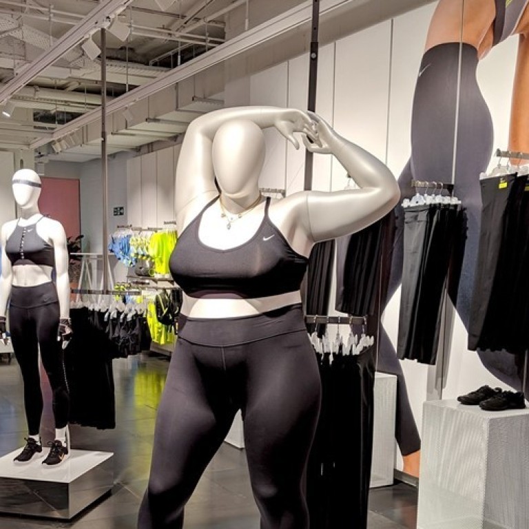 Nike big mannequin Outlet