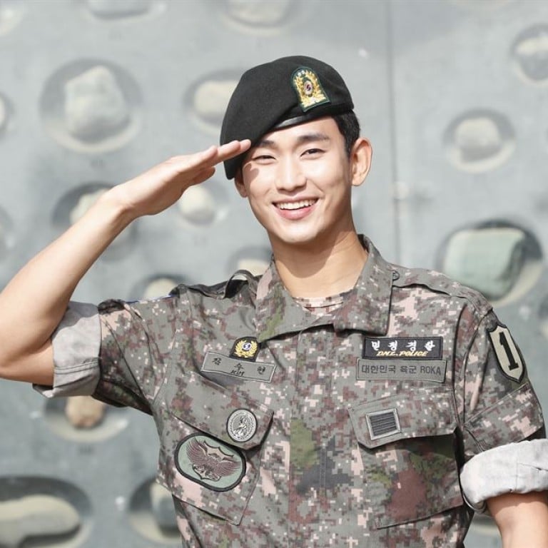 Kim Soo-hyun salutes to fans outside the 1st Infantry Division at Imjingak in Paju, Gyeonggi Province, on Monday. Photo: News1