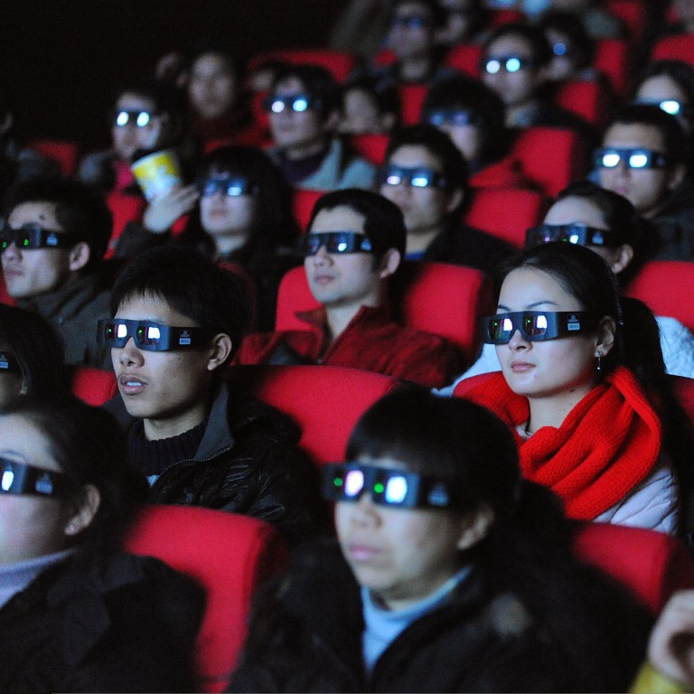 Chinese cinema. Китайский кинотеатр. Кинотеатр в Китае. Плачущие китайцы в кинотеатре. Китайский кинематограф комнаты.