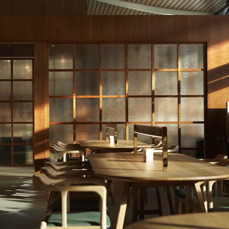 Extensive use of wooden interior design features have helped to create a warm and inviting atmosphere in Cathay Pacific’s new 970 square-metre business lounge at Shanghai Pudong International Airport.