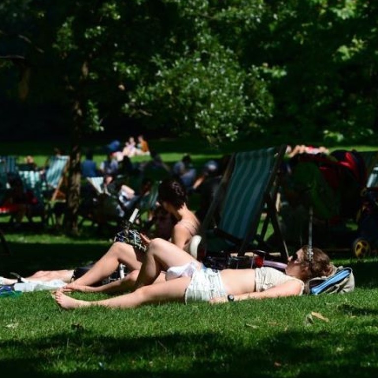 Many holidaymakers suffer from sunburn after sitting outside for too long during their summer holidays, so doctors advise soothing the affected skin with a cold, wet towel for more than 10 minutes. Photo: Korea Times