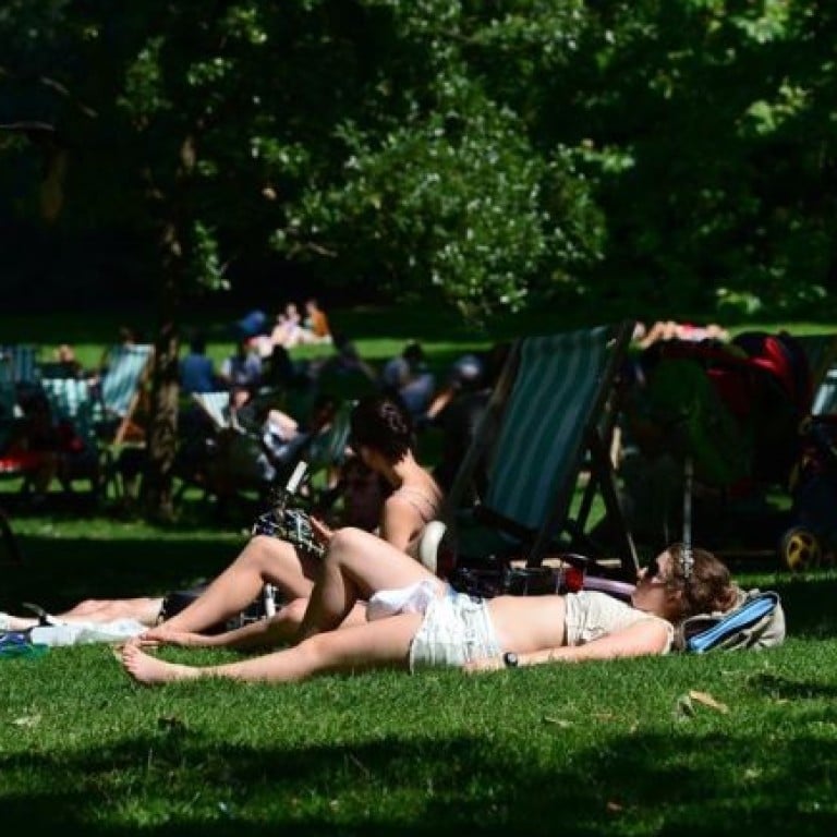 Many holidaymakers suffer from sunburn after sitting outside for too long during their summer holidays, so doctors advise soothing the affected skin with a cold, wet towel for more than 10 minutes. Photo: Korea Times