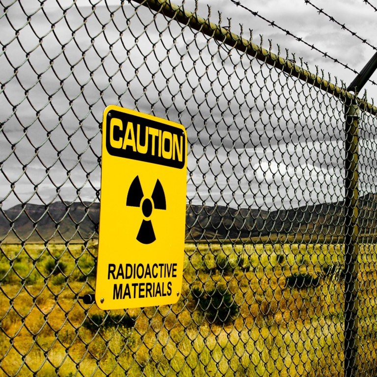 A report by the Chicago Tribune claims common Apple and Samsung smartphone emit radiation in excess of FCC regulations. Photo: Shutterstock