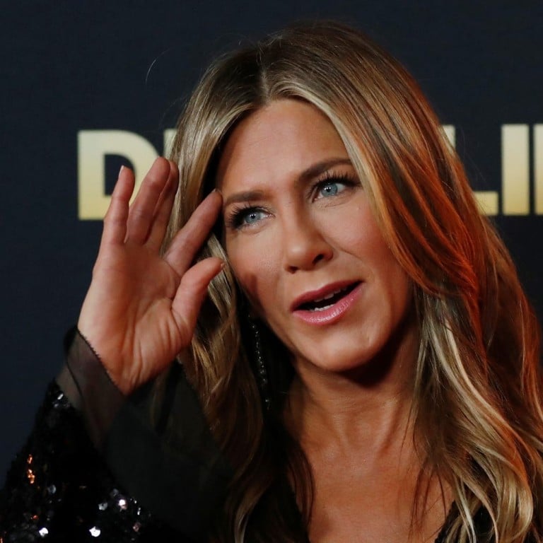 How Jennifer Anistons Friends Reunion Selfie Broke