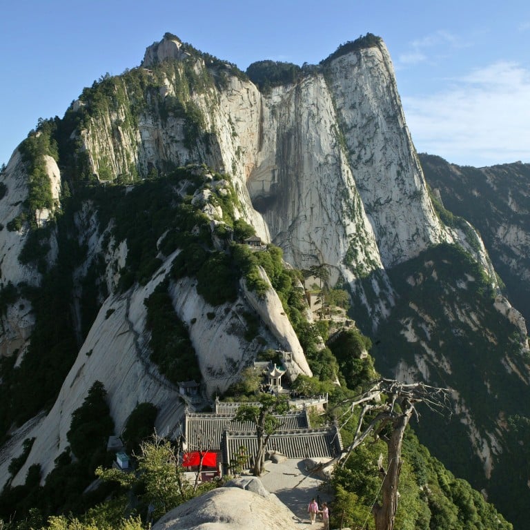 Selfie-taking tourist falls to her death from Huashan in northwest ...