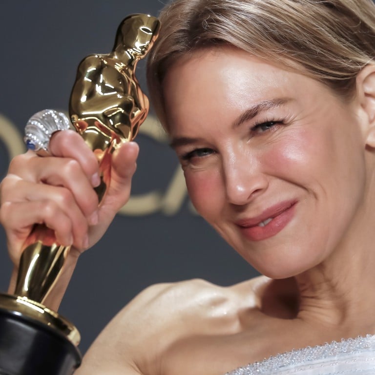 Renée Zellweger with the Oscar for best actress, during the 92nd annual Academy Awards ceremony, wearing a diamond ring from David Webb. Photo: EPA-EFE
