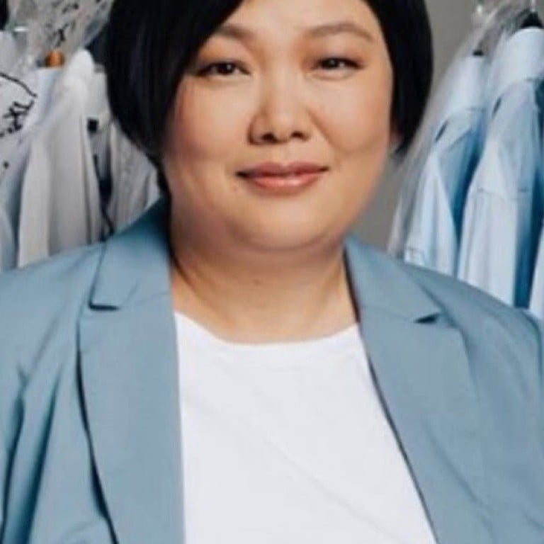 Porno kamtarona uyatchan yosh qizlar Mushukni changyutgich bilan sorish