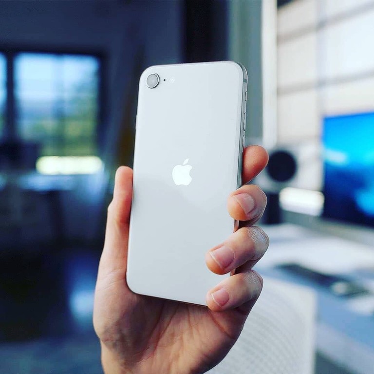 Apple's new iPhone SE has a 4.7-inch (12cm) screen and starts at US$400, making it the company's smallest and least expensive smartphone. Photo: @ortech7/Instagram