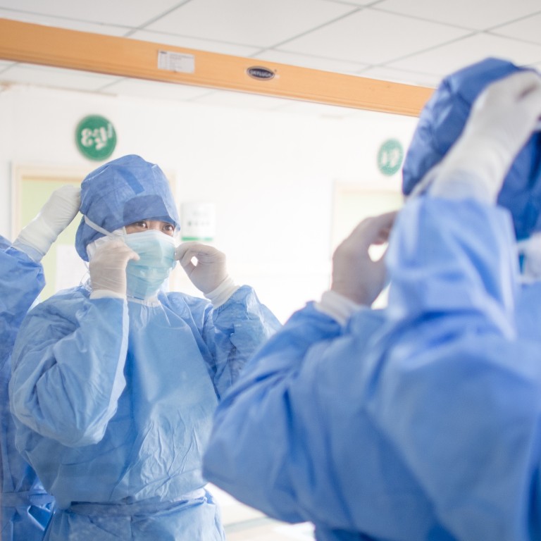 Un trabajador médico se prepara para ingresar a la sala de aislamiento en un hospital en Wuhan. Foto: Xinhua