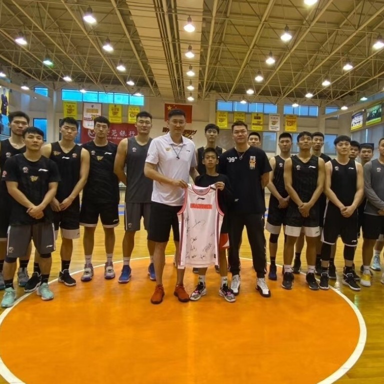 One Armed Basketball Teen Zhang Jiacheng Visits Cba Champions