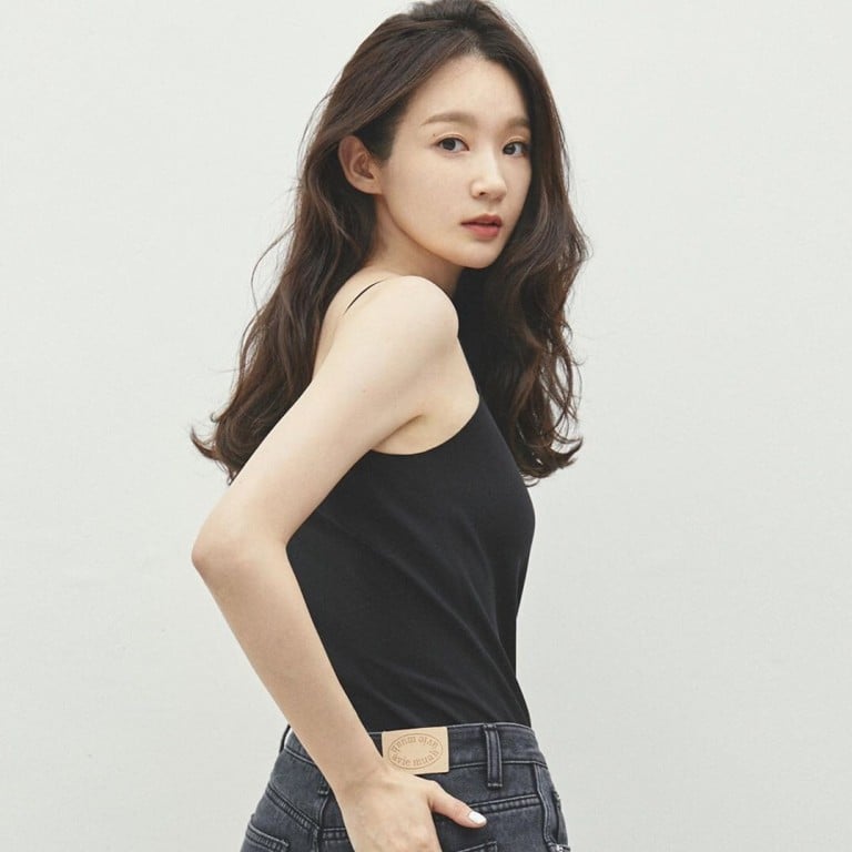 Birthday girl and social influencer, K-pop’s Kang Min-kyung in her brand’s Àvie Muah jeans. Photo: @iammingki/Instagram