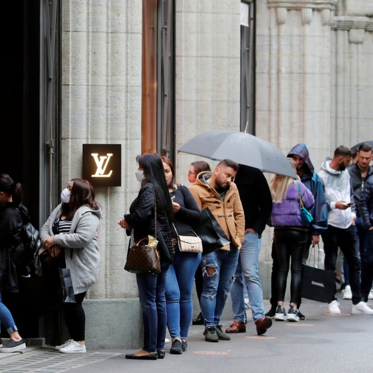 People queue on the reopening day in front of French luxury fashion brand Louis Vuitton as Switzerland eases the lockdown measures in Zurich, May, 2020. Photo: Reuters