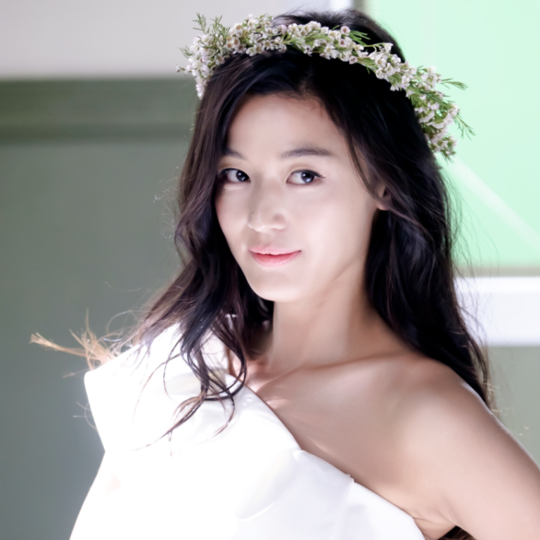 Jun Ji-hyun looking typically angelic in Korean drama Legend of Blue Sea. Photo: SBS