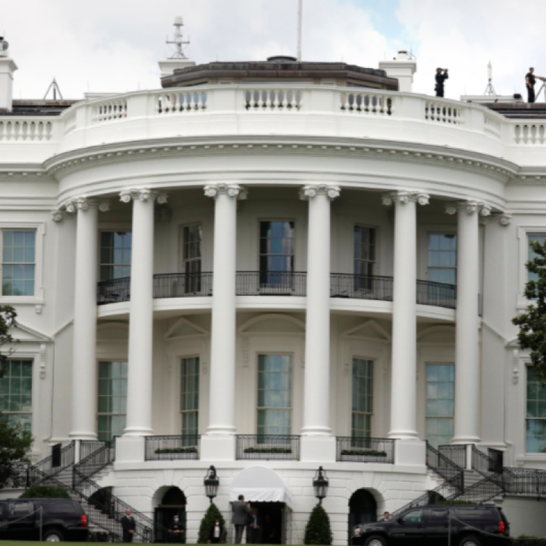 The master bedroom in 1962, when it was Jackie Kennedy's bedroom, and the facade of the White House. Photo: Kennedy Library/The White House Museum, EPA-EFE