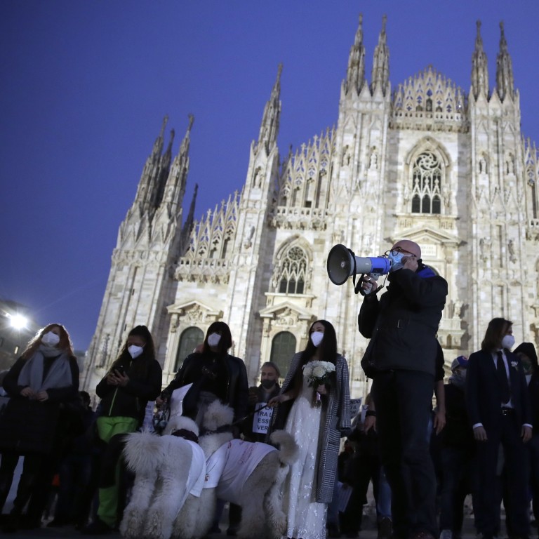 Shop owners and workers stage an anti-coronavirus in front of the Milan cathedral, Italy. Photo: AP