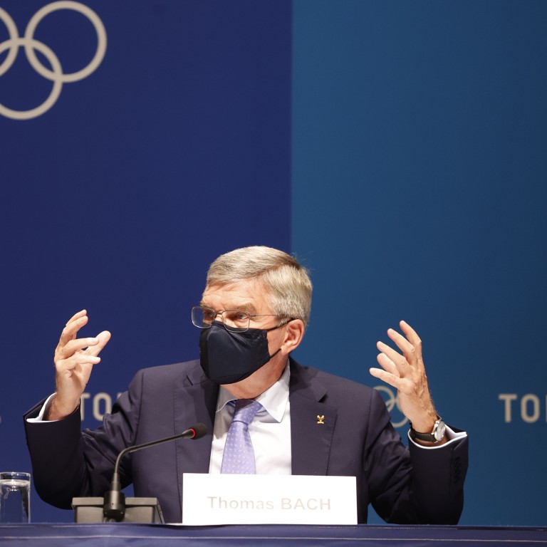 Olympic officials. первый флаг олимпийских игр. Olympic officials. открытие олимпийских игр в пекине 2022. томас бах олимпийский чемпион.
