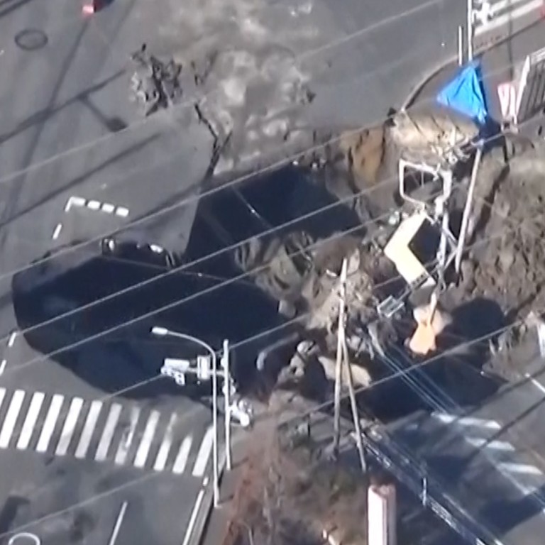 陥没孔 / sinkhole beta Japan pensioner still missing as sinkhole – now 40 metres