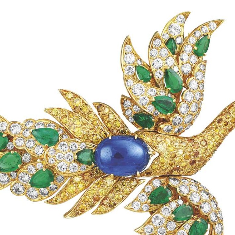 Bird clip (1971-1972) in yellow gold, emeralds, saphir, yellow and white diamonds and a 96,62-carat briolette-cut yellow diamond formerly owned by Polish opera singer Ganna Walska.