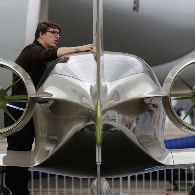 A worker prepares an Airbus SAS E-Fan electric aircraft on static display on the opening day of the 51st International Paris Air Show in Paris, France, on Monday in 2015. Photo: Bloomberg