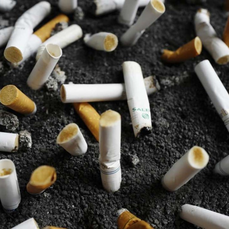 a lot of cigarettes Smoking hi-res stock photography and images New York City mayor backs