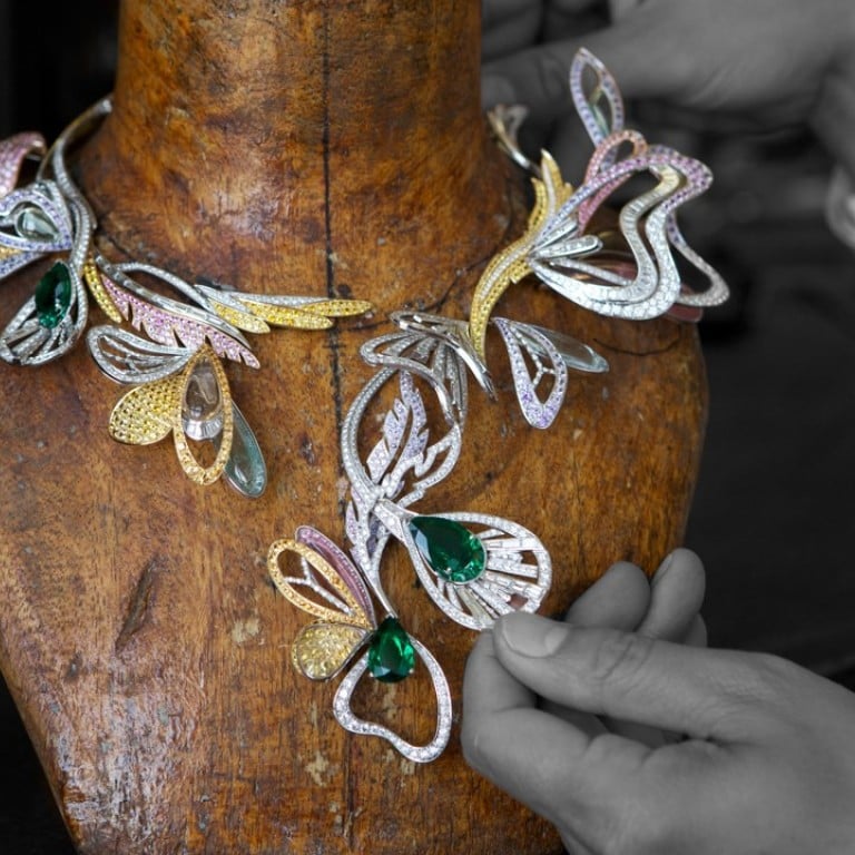 Inspired by the human dream of flying, this masterpiece brings together butterfly and dragonfly wings and peacock feathers, which flutter with the wearers movements