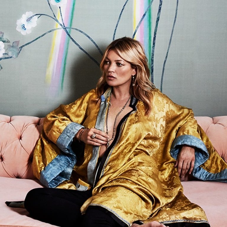 de Gournay creates the exquisite hand-painted floral design called ‘Anemones in Light’ for the supermodel’s bathroom