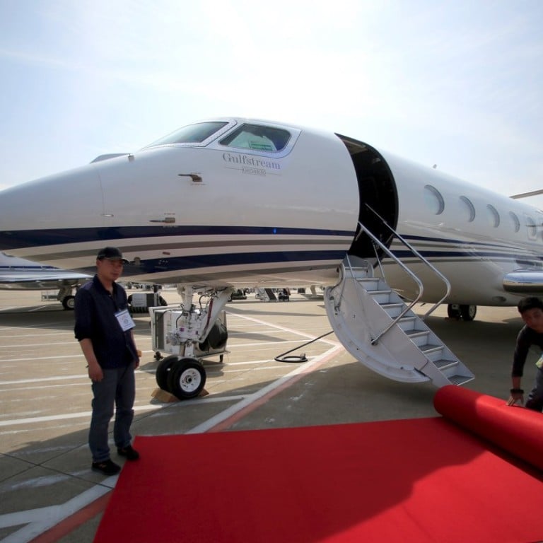 Workers prepare a red carpet in front of the Gulfstream G650 ER aircraft at the Asian Business Aviation Conference and Exhibition (ABACE) at Hongqiao International Airport in Shanghai. Photo: REUTERS