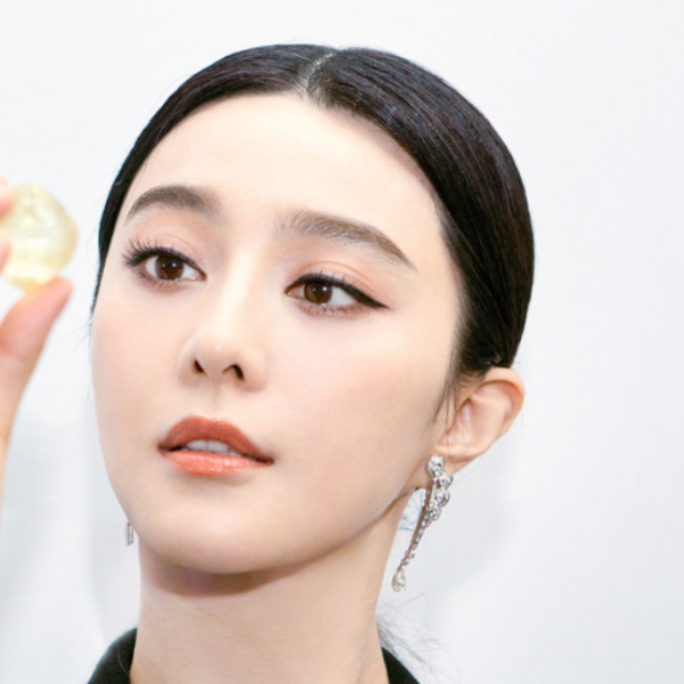 In October 2017, diamond seller De Beers announced Fan Bingbing as its global ambassador.