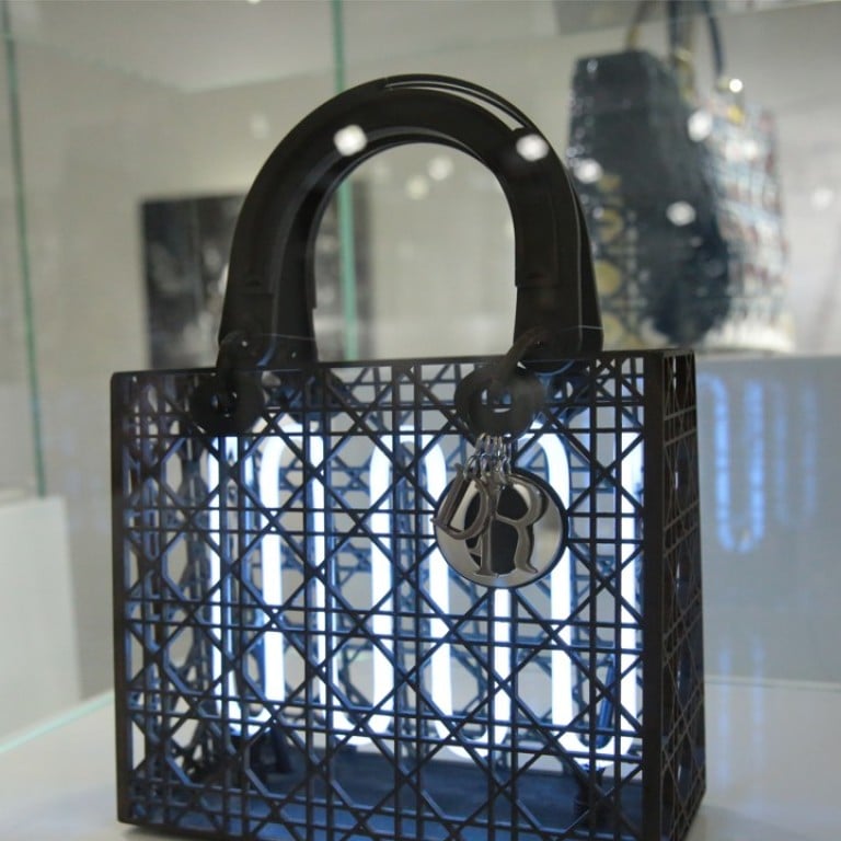 Mid-Summer Night Stroll (2017) - Liu Chih Hung, using iron and neon light.