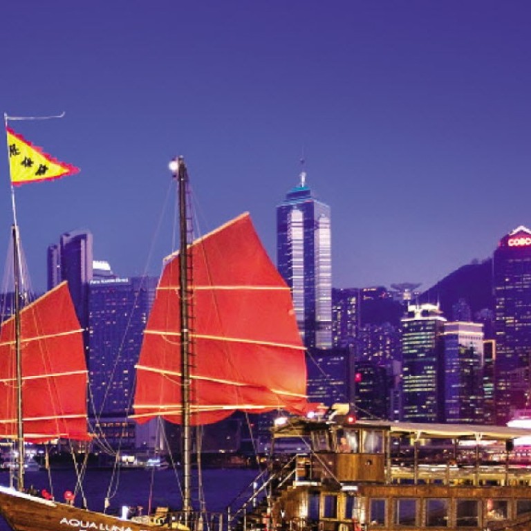 The Aqua Luna offers an early dinner “Symphony of Lights” cruise.