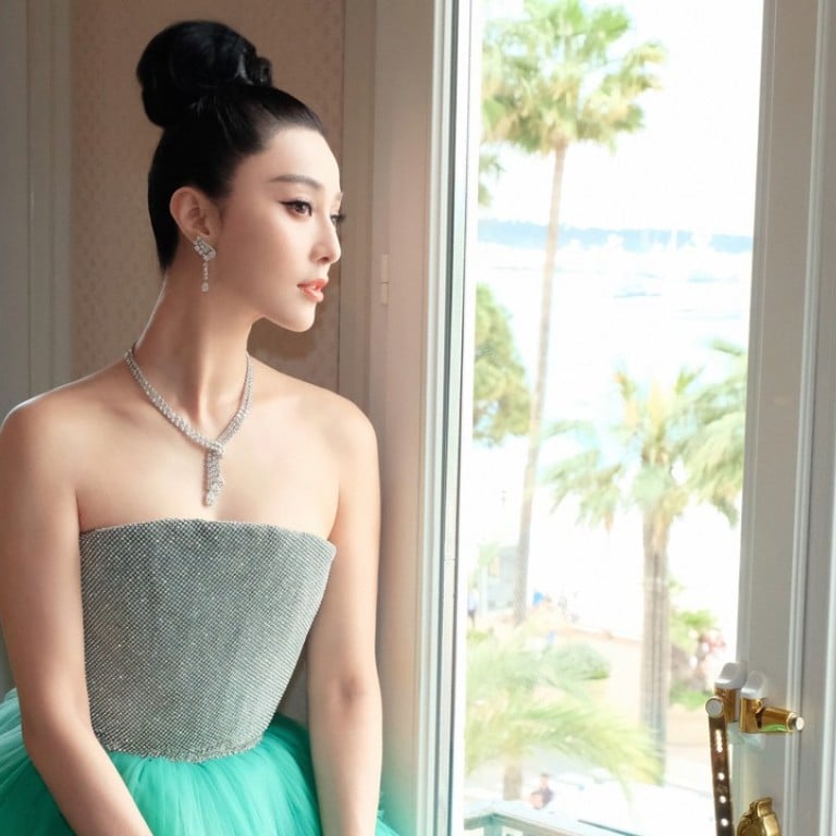 Actress Fan Bingbing wore London by De Beers Thames Path high jewellery necklace, Phenomena Glacier earrings and Phenomena Sunbeam bracelet, and an exceptional 12ct pear-cut De Beers Classic ring at the 2018 Cannes Film Festival.