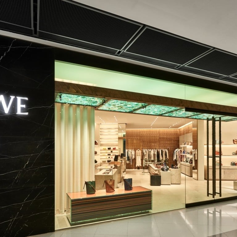 The clear and modern space of the new Casa Loewe shop in the IFC Mall highlights the agate stone slab that stretchesover the entrance.