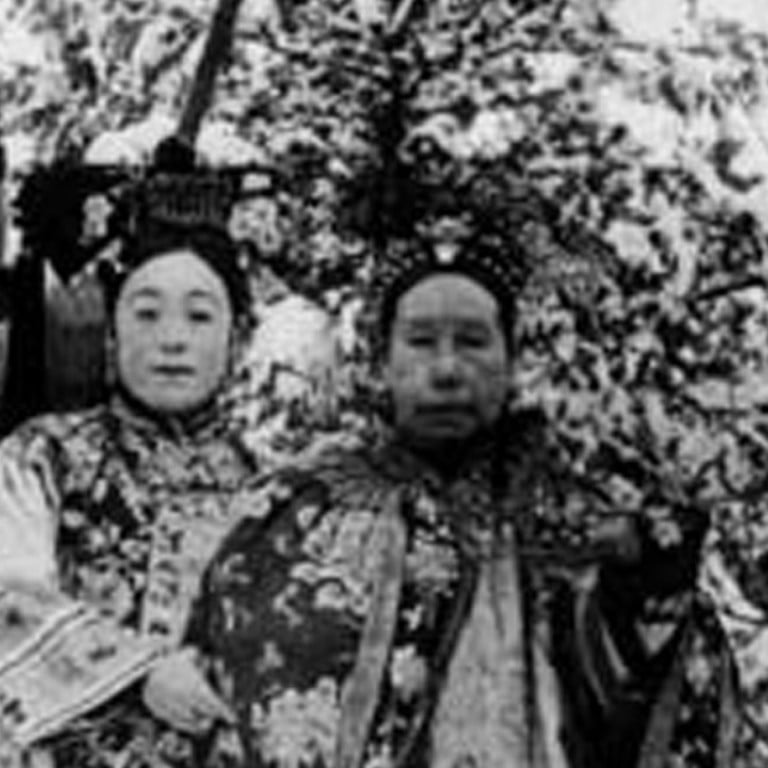 Der Ling and Cixi, with eunuch Cui Yugui holding an umbrella for them, on Peony Hill at the Summer Palace in 1904. Der Ling looks visibly cold in the photo, but Empress Dowager was a great lover of outdoor activities regardless of the weather. Photos: Hong Kong University Press