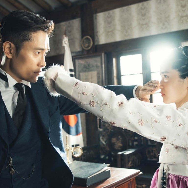 Lee Byung-hun falls for Kim Tae-ri in ‘Mr. Sunshine’ (2018). Photo: Hwa&Dam/Netflix