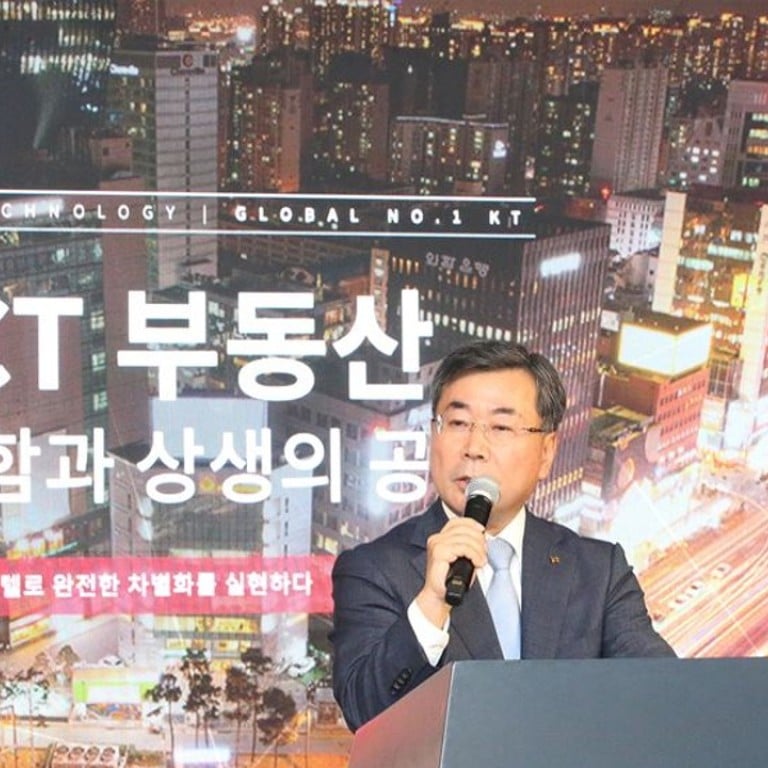 Choi Il-sung, CEO of KT estate, a subsidiary of telecoms company KT Corp’s real estate business, discusses the artificial intelligence services offered at Novotel Ambassador Hotel and Residence in central Seoul on Wednesday. Photo: KT