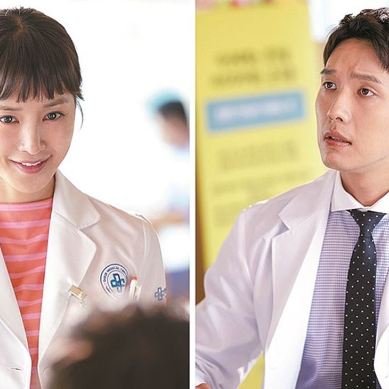Sparks fly when an endocrinologist played by Lee Si-young, left, settles on a neurosurgeon portrayed by Ji Hyun-woo as the subject of her study of hormones in MBC's new drama ‘Risky Romance’. Photo: MBC.