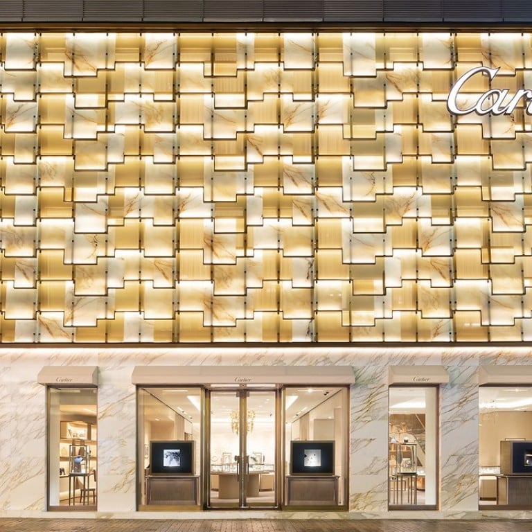 The new exterior of Cartier’s expanded boutique is inspired by roof tiles typically used for traditional houses. The ‘tiled” façade, made with onyx, bronze and calacata, brings to life a modern look with a touch of femininity.