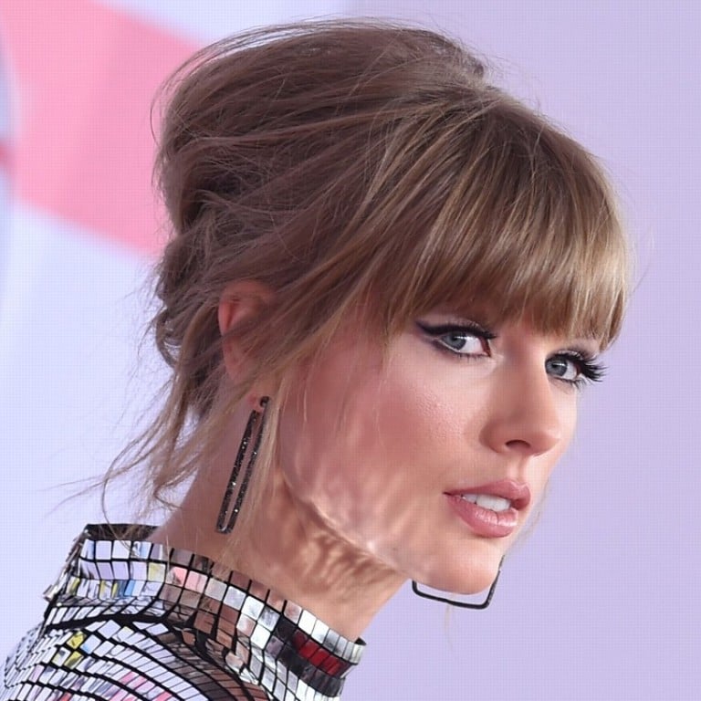 Taylor Swift rocked a mirrored ensemble at the 2018 American Music Awards on October 9. Photo: AFP